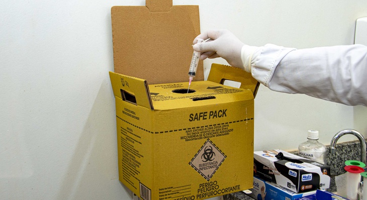 Perfurocortantes não devem ser misturados ao lixo comum; embalagens rígidas de plástico ou caixas específicas são envólucro adequado