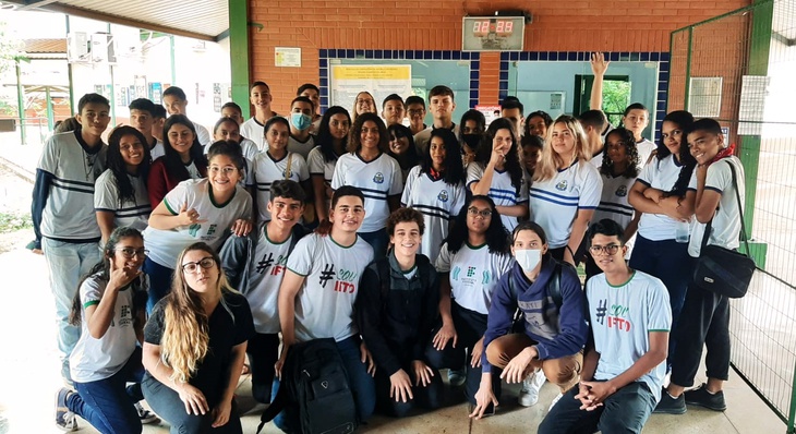 Alunos da Escola Antônio Carlos Jobim em visita ao IFTO