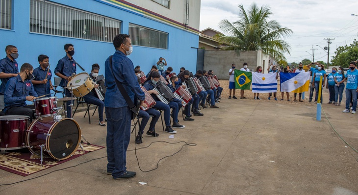 Orquestra Sanfônica da Escola Beatriz Rodrigues se apresenta durante momento cívico
