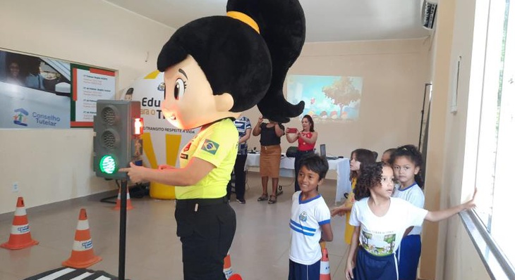 Mascote 'Vidinha' ensina crianças sobre sinalização semafórica durante ação de conscientização no Cras Santa Bárbara