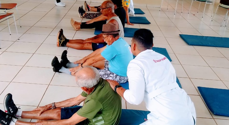 Profissionais atendem idosos em aula de fisioterapia no Parque da Pessoa Idosa