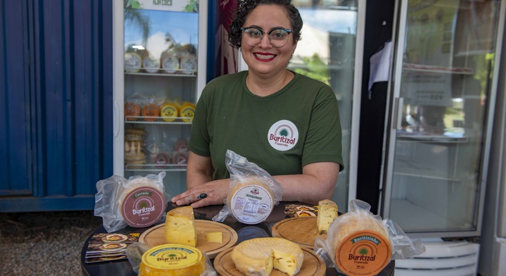 Ariana Silva, da Fazenda Buritizal, apostou na criação de gado leiteiro e em produção de queijos diferenciados