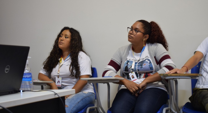 Ana Vitória Nogueira, 18 anos (esquerda), disse que ainda existem muitos jovens que não falam sobre esse assunto