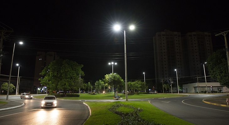 Maior eficiência luminosa e baixo consumo são principais características de luminárias de LED