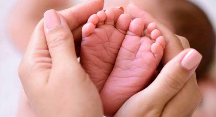 A coleta do teste do pezinho deve ser realizada entre o 3º e o 5º dia de vida do bebê no Centro de Saúde da Comunidade (CSC) de referência do usuário ou em maternidades