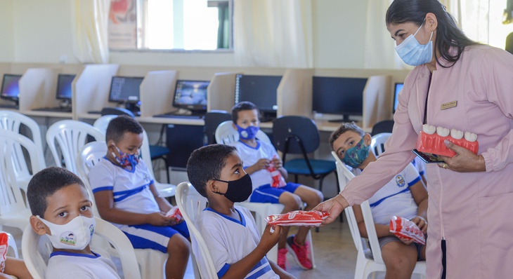 Os alunos da ETI Luiz Nunes recebem kits de higiene bucal