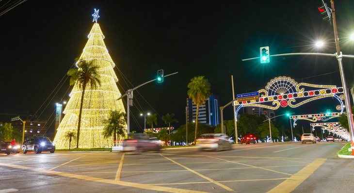 Iluminação da Teotônio Segurado também foi acesa nesta terça-feira, no Natal Cidade Encantada