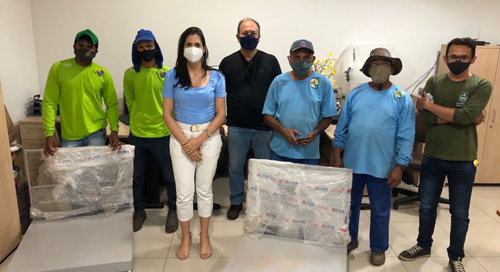 Engenheiros Roberto Campos e Roodineya Williams entregam balanças de  plataforma para serem utilizadas por entidades de recicláveis de Palmas