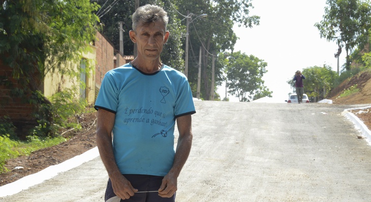 “Agora melhorou bastante, pois antes havia muitos buracos e lama que descia com as enxurradas”, José Figueiredo Sousa, morador do bairro há mais de 24 anos