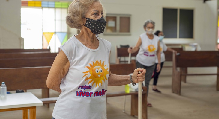 A aposentada Maria Helena Vicente Reda destaca os benefícios que as atividades físicas e o convívio com colegas trazem para sua vida