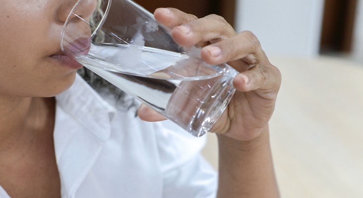 Ingerir quantidade mínima de água por dia ajuda prevenir doenças