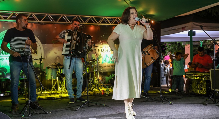 Sabrina Fitipaldi canta no encerramento da Festa da Colheita da Jabuticaba