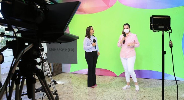 Prefeita Cinthia e jornalista Fernanda Mendonça durante transmissão do sorteio de unidades habitacionais 