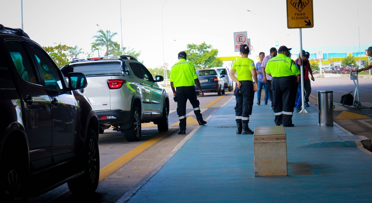 Fiscalização contabilizou a vistoria em mais de 25 táxis, que operam nas proximidades do aeroporto