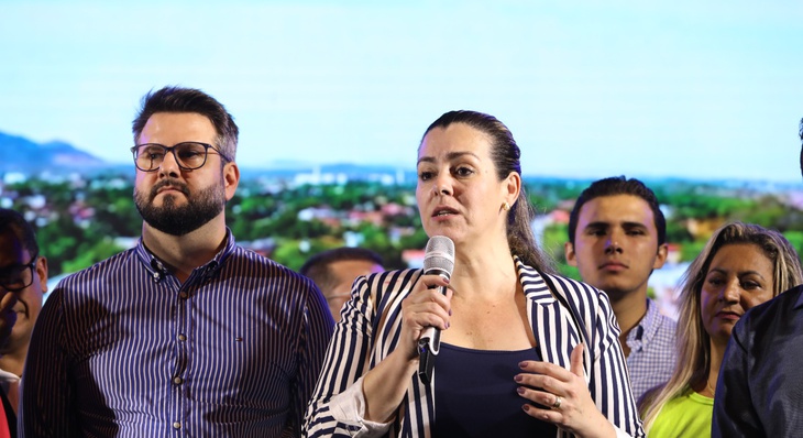 Cinthia Ribeiro entrega Feira da Promessa em Taquaralto