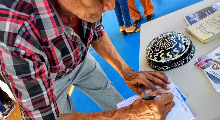 Autor do livro ‘Versos e Prosas’, Augustinho Batista, de 78 anos, autografou alguns exemplares para presentear participantes do evento