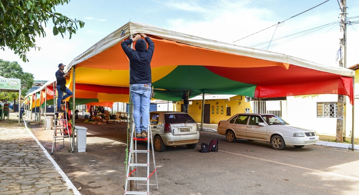 Para dar mais cor ao circuito de folia regional são usados tecidos coloridos na forração de tendas que darão apoio aos blocos e foliões