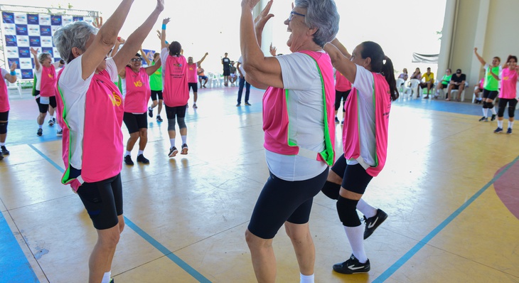 Vó Vôlei reúne mais de 60 idosos em partidas divertidas no Parque da Pessoa Idosa de Palmas