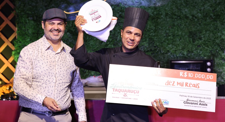 1º lugar na categoria Prato Salgado, com Pirarucu às Natas - chef Josué Pereira comemora ao lado do presidente da Agtur Giovanni Assis