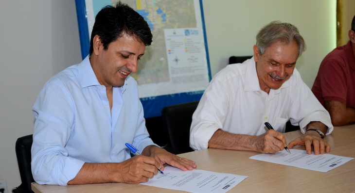 Secretário José Geraldo e presidente do Impu, Ephim Shluger (Da esq./dir.), durante entrega de projeto