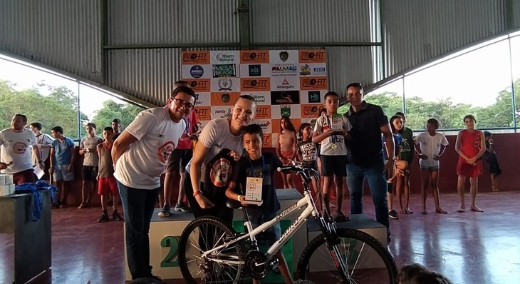 Diretor Farias entrega bicicleta para o pequeno Davi, campeão na categoria 7 e 8 anos masculinoFoto: Iolete Marques