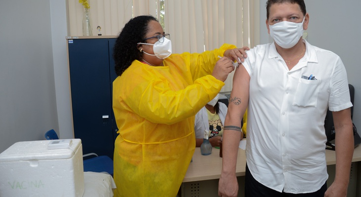 O funcionário público Antônio Rogério da Silva Freire, de 57 anos, comemora aplicação da vacina contra Covid-19