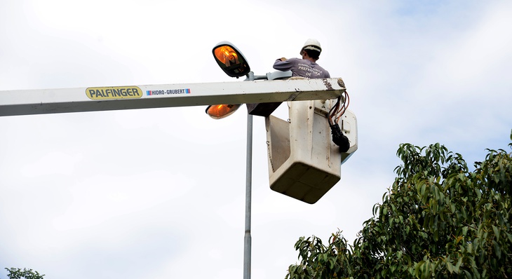 A manutenção da rede de iluminação pública tem sido realizada tanto para atender às demandas da população, como para manutenção diária da cidade iluminada