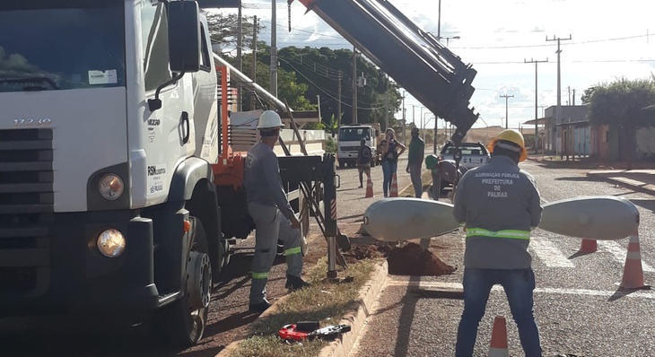 Técnicos realizam instalação de luminárias em Buritirana