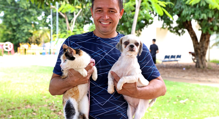Roberto Lacerda levou Rica (gata) e Jhulia (cadela) para vacinarem na USF da Arso 41 (403 Sul)
