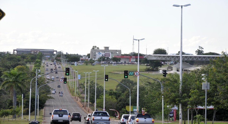A sinalização semafórica deveria ser instalada, após a assinatura do contrato, em até 60 dias nas seguintes localidades: cruzamento da Avenida Teotônio Segurado 
