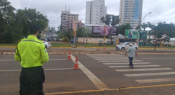Agentes de trânsito realizaram o controle da faixa de pedestre em frente a Feira Coberta da 304 Sul 