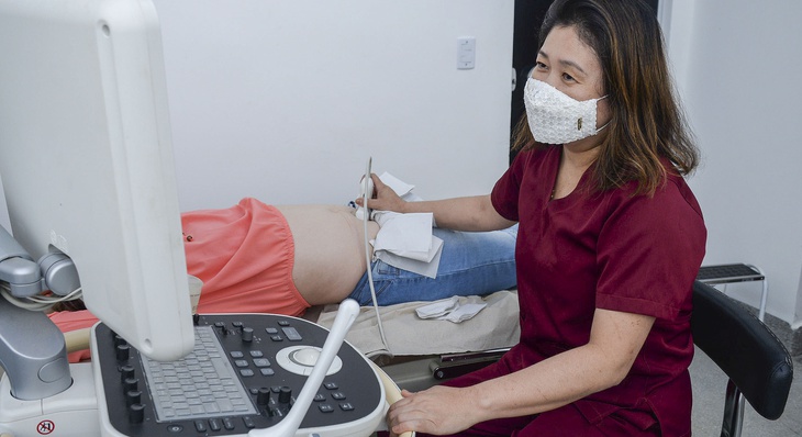 Ginecologista realiza ultrassom em paciente para avaliar o posicionamento do DIU