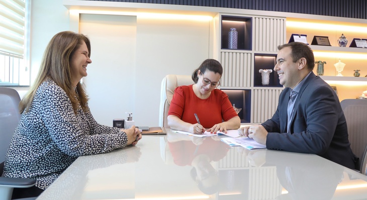 Prefeita Cinthia assinou MP da Data-base 2023 nesta terça, ao lado dos secretários Mila Jaber e Gustavo Bottós