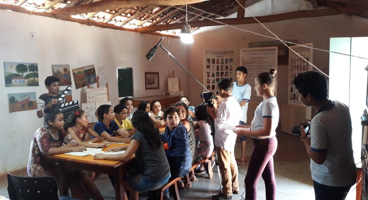 Alunos do distrito de Buritirana durante gravação do curta