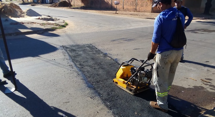 Serviço de tapa-buraco faz parte do trabalho corretivo de danos ao pavimento 