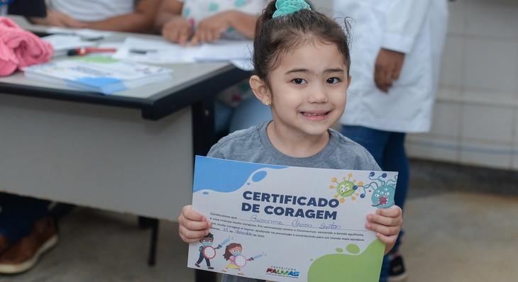 Giovana Chaves recebeu o Certificado de Coragem ao ser vacinada contra a Covid-19