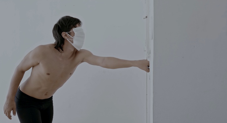 'Redoma' traz uma estética minimalista que une a linguagem cinematográfica e a expressão corporal