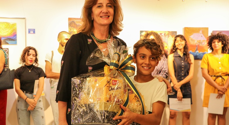 No júri técnico, Isacc Schineider foi o vencedor na categoria infantil com a obra ‘Aura’ e recebeu o certificado de Luciane De Marque.