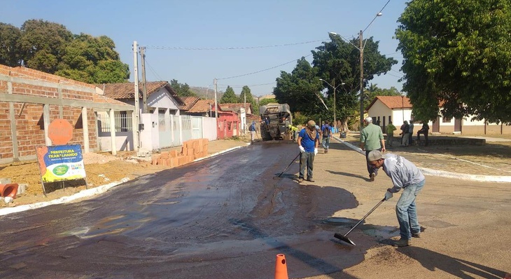 Equipe da Seisp trabalha na aplicação de lama asfáltica em ruas do distrito de Taquaruçu 