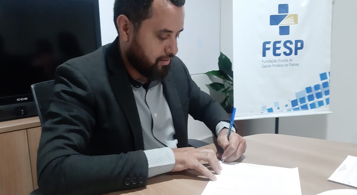 Presidente da Fesp Robson Vila Nova durante assinatura do Termo