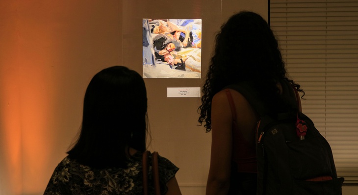 Visitantes apreciam peças da exposição 'Surgiram Pedras no Meu Caminho’, de André Luiz, ganhador do VI Salão Palmense de Novos Artistas