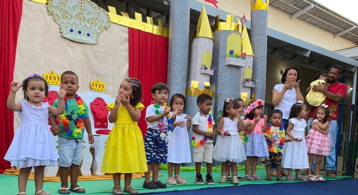 Crianças se revezaram no palco com apresentações de poesias, danças e músicas