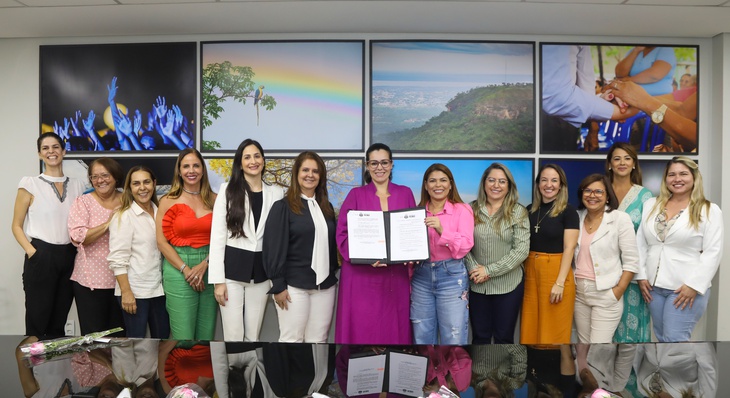 Prefeita Cinthia Ribeiro, entre as secretárias da gestão,comemora contrato para obra da Casa da Mulher Brasileira em Palmas