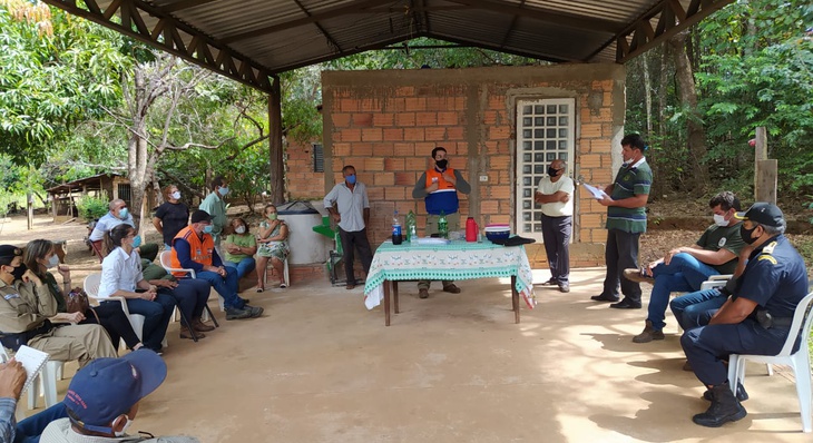 Representantes da Defesa Civil em reunião com membros da Associação de Produtores Rurais do Projeto de Assentamento Serra Taquaruçu