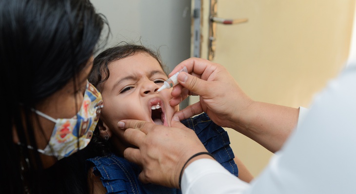 Logo no primeiro dia, a jornalista Wendy Almeida levou a filha Rafaela para tomar a gotinha contra a poliomielite