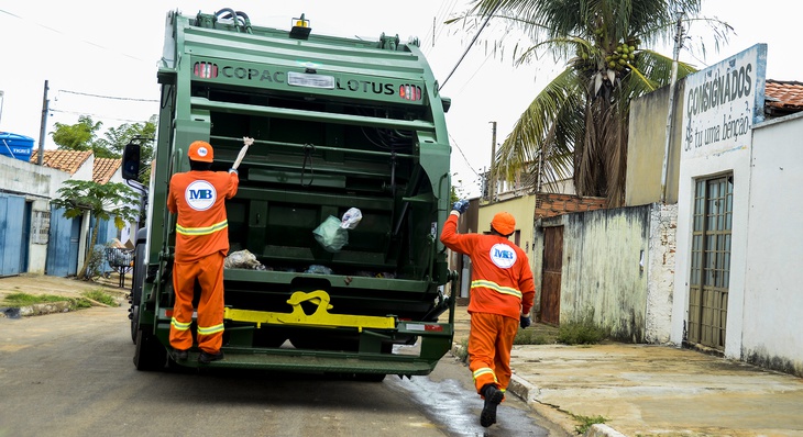 Garis durante serviço de coleta de lixo na Quadra Arno 33 