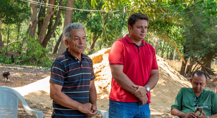 Presidente da Associação do Jaú, Moacy Parente, à esquerda , diretor de assistência técnica da Seder, Marco Aurélio, de vermelho