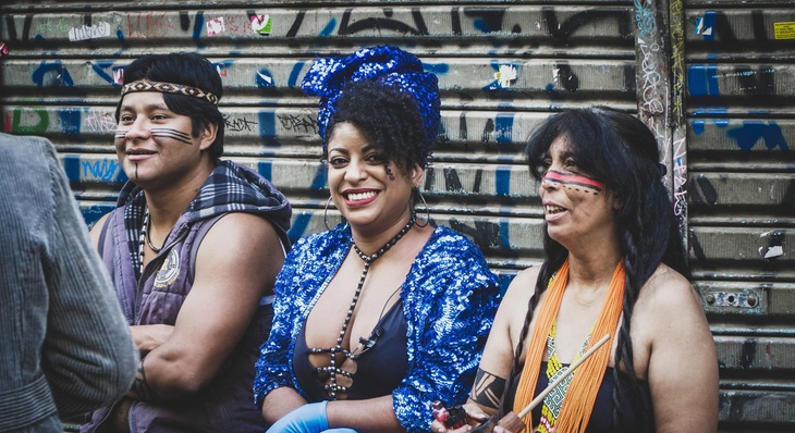 "Para onde voam as feiticeiras" acompanha a deriva de encenações e improvisos de sete artistas nas ruas de São Paulo