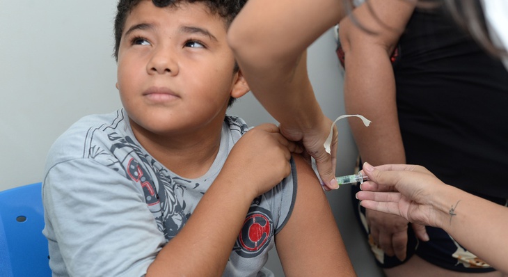 Kauan Belchior, 11 anos, recebendo imunização