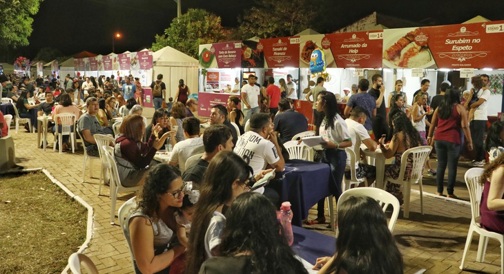 Praça lotada confirma o sucesso da Festival Gastronômico
